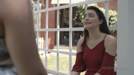 Kylie Quinn ve Sara Luvv - Spontane bir karşılaşma orgazmla son buluyor