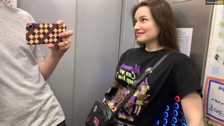 En yakın arkadaşım beni ikna etti, girişte ona oral seks yaptım