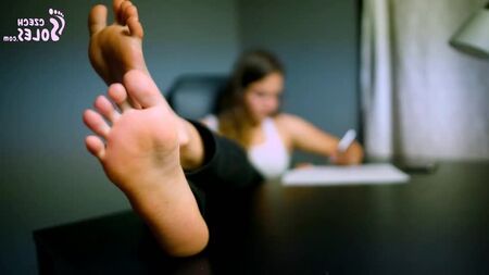 iş yerinde ayak fetişi, kokan ayaklar, uzun ayak parmakları, seksi ayak tapınması, Çek ayak tabanı HD pornosu ноги фетиш футфетиш порно чешское