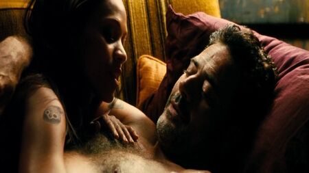 Zoe Saldana'nın Seksi Görüntüleri - The Losers (2010)
