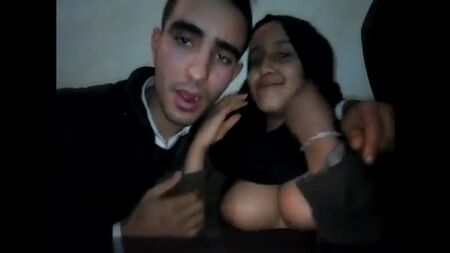 Müslüman, burka giyen, başörtülü fahişe, göğüs emen, meme uçlarını emen, niqablı, azgın Müslüman kadın, Mısırlı şarmota, profesyonel orospu, Arap