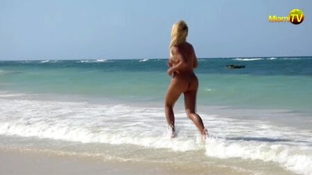 Jenny Scordamaglia'nın Jamaika'daki Çıplaklar Plajı Koşusu - HD