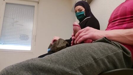Koronavirüs aşısı için sırada beklerken mastürbasyon yapıyor