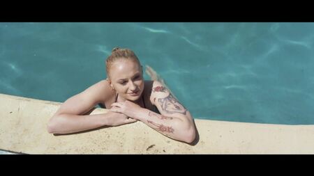 Sophie Turner'ın Seksi Görüntüleri - Josie (2017) HD 1080p Web