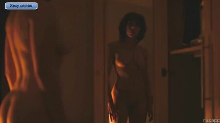 Çıplak Scarlett Johansson aynada kendine bakıyor / Çıplak Scarlett Johansson aynada kendine bakıyor