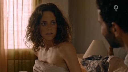 Anja Knauer Nude - Ada Doktoru 1. Sezon 1. Bölüm (2018) HD 720p Çevrimiçi İzle / Anja Knauer - Ada Doktoru
