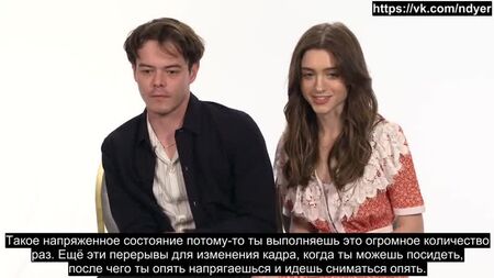 Natalia Dyer ve Charlie Heaton, Netflix için "Stranger Things"in üçüncü sezonunu sahne sahne anlatıyor (Rusça altyazılı)