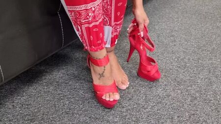[Hollywood Ayakkabıları] Ashley, bandana desenli paisley eşofmanıyla Pleaser DELIGHT-668 kırmızı saten 15 cm topuklu ayakkabıları deniyor