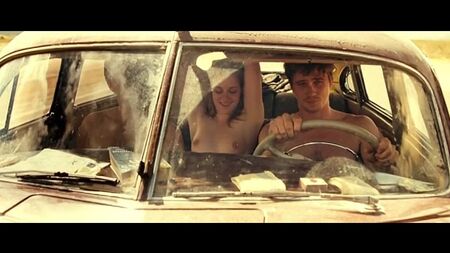 Kristen Stewart’ın On the Road Filmindeki Üstsüz Seks Sahneleri