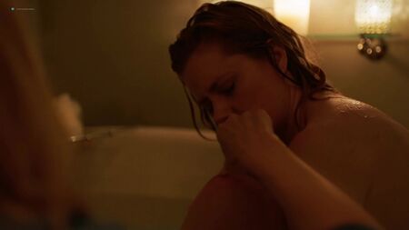 Amy Adams ("Sharp Objects" 1. Sezon 8. Bölüm, 2018'deki ateşli sahneleri)