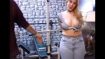 Doğal göğüsleri olan uzun saçlı bir kadın bir erkeğin penisini inceler