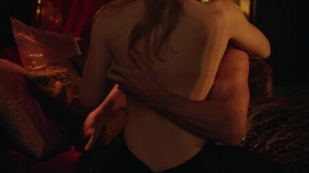 Emily Bett Rickards çıplak seks sahnesi ama örtülü – Arrow (2015) 3. sezon 20. bölüm HD 720p