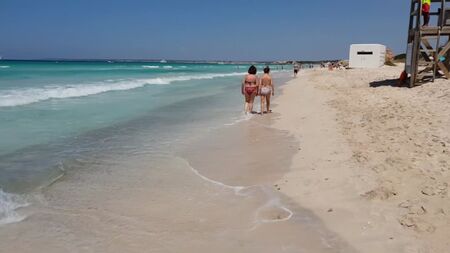 Platja des Trenc çıplaklar plajında yürüyüş turu, Çıplaklar plajında yürüyüş, Mallorca (Mayorka), İspanya 4K