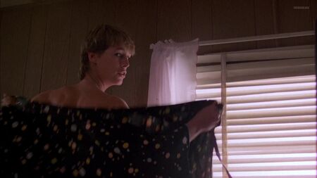 Jamie Lee Curtis (Jamie Lee Curtis'in "Grandview, USA" (1984) filmindeki çıplak sahneleri)