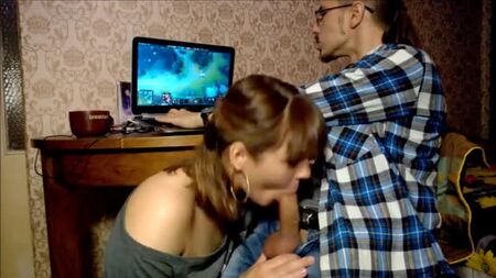 Porno video: Genç Ruslar Kazak bir kadına şaplak attı