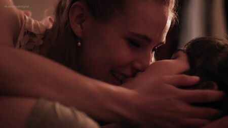 Alexandra Turshen, Michelle Hendley Çıplak - Erkek Kızla Tanışır (2014) HD 1080p Çevrimiçi İzle