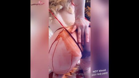 Belle Delphine'in parmakladığı kıç deliği ve sahte kan