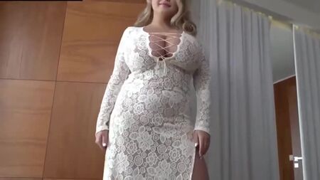 Seksi, iri göğüslü sarışın