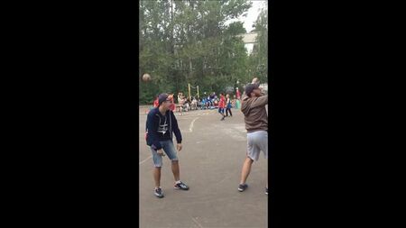 Kamp liderleri Vanya ve İlya, "Soku soku bachi bachi" dansını sergiliyorlar)))) İzleyip öğrenelim)
