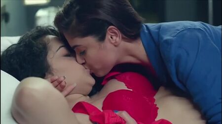 RGV'nin lezbiyen temalı filmi "Dangerous"ta Naina Ganguly ve Apsara Rani