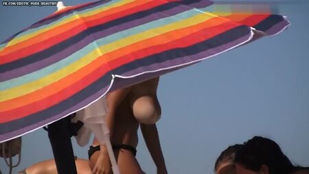 Üstsüz plajda kocaman göğüsler