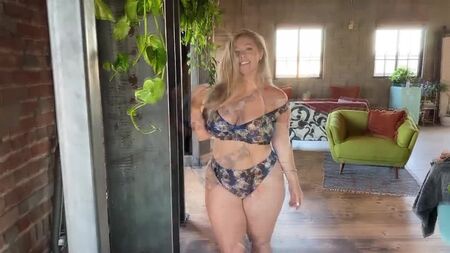 Ellana Bryan: Fashion Nova Curve'un Perde Arkası - 4K