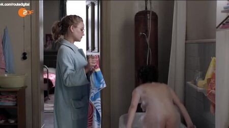 Sonja Gerhardt, Emilia Schüle, Anne Werner, Martina Schöne-Radunski Nude @ Ku'damm 56 (2016) - 720 Çevrimiçi İzle