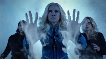Tüm Sahneler: Killer Frost (Dünya-1) #3