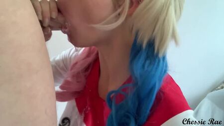 Harley Quinn'in DD beden göğüsleri olduğunu ve derin gırtlak yapabildiğini kim bilebilirdi ki!? - Chessie Rae