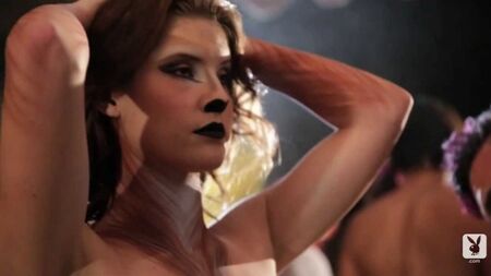 Amanda Cerny, Playboy dergisi için vücut boyama seansına katıldı