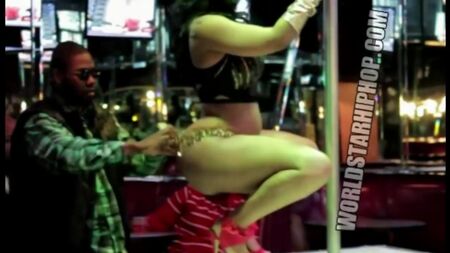 Deelishis'in Büyük Kalçalı Striptiz Kulübü [Sansürsüz]