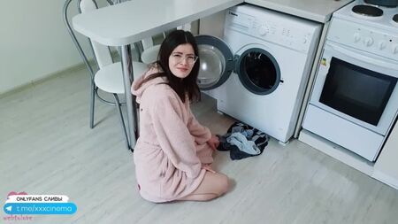 Üvey kız kardeşim çamaşır makinesinde sıkışmış DEĞİLDİ ve ben onun amını sikmek istediğimde beni yakaladı