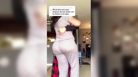 Olgun bir kadını bulur ve onu TikTok'a yükler
