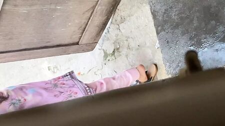 Dere kenarında tamamen çıplak banyo yapan köy kızının videosunun tamamını izleyin