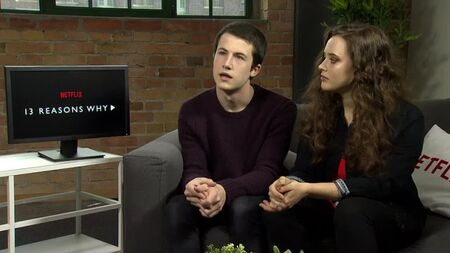 Netflix'in gençlik dizisi "13 Reasons Why" hakkında Dylan Minnette ve Katherine Langford ile röportaj - YouTube
