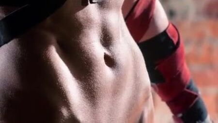 Üstsüz Fitness Modeli