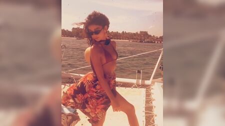 Sarah Hyland, bir teknede seksi bir bikini üstüyle