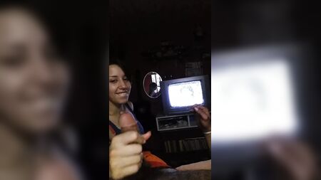 Genç kız lezzetli bir şekilde sakso çekiyor