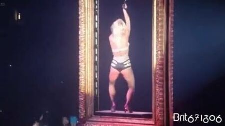Britney Spears - Popo Gösterisi 2