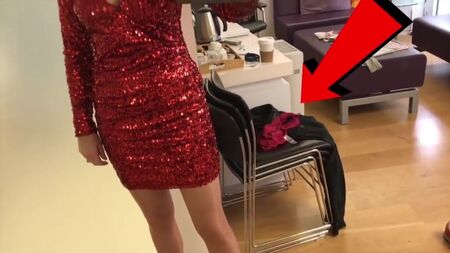 Kaye Adams'ın Mini Elbisesi ve İç Çamaşırı Giymemesi