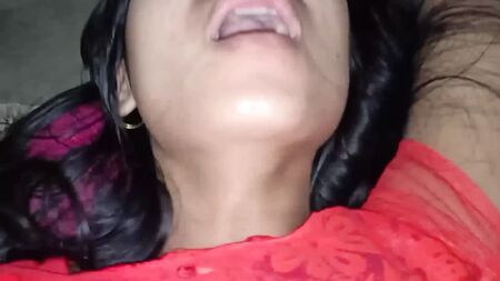 Kısa, kıvırcık, kirli sarı saçlı, kırmızı churidar giyen ve başörtüsü takan Hintli kız