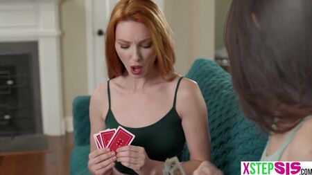 Üvey kız kardeşim striptiz pokeri oynamakta ısrar etti
