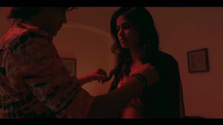 Aditi Pohankar'ın göğüsleri sıkıştırıldı
