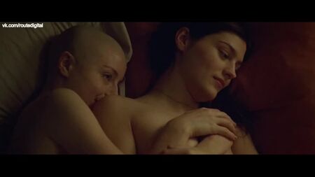 Kacey Rohl, Amber Anderson Çıplak - White Lie (2019) HD 1080p İnternette İzle / Kacey Rohl, Amber Anderson - Kurtuluş İçin Yalan