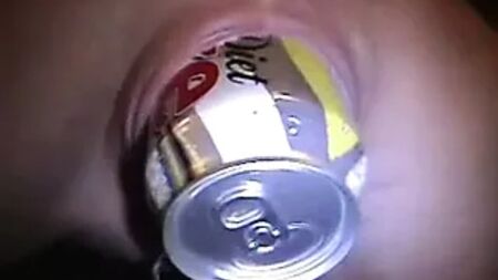 Klitoris kapağında kocaman bir halka ve içinde şişe olan piercingli MILF