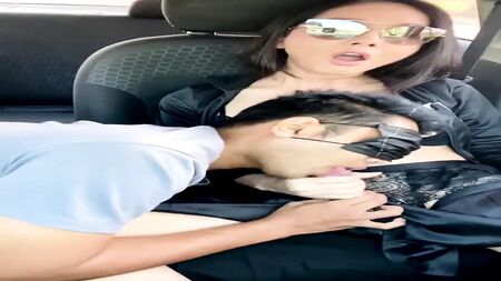 Seksi Ladyboy Erkeklerin Ağzına Boşalıyor
